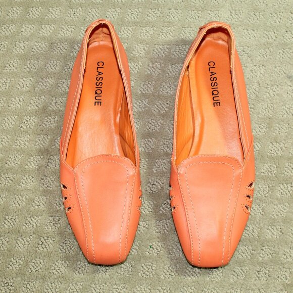 Classique Women's Size 7.5 Square Toe Peach Flats - Picture 2 of 6